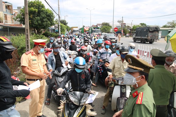 Hàng ngàn người dân Quảng Nam hối hả rời khỏi Đà Nẵng ảnh 4