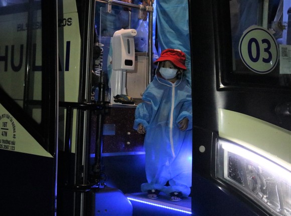 Chuyến xe đầu tiên đón người Quảng Nam từ TPHCM về quê ảnh 1