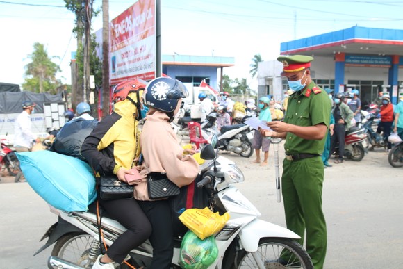Người dân nằm chực chờ ở chốt kiểm soát dịch để được về quê ảnh 1
