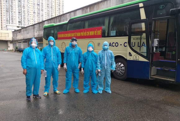 3 sinh viên nhường vé cho sản phụ lên chuyến xe đặc biệt về quê ảnh 4