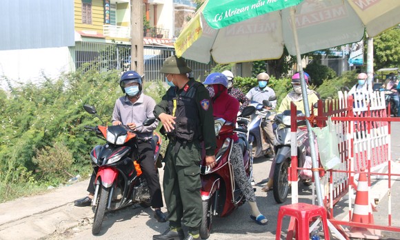Từ Đà Nẵng đi Quảng Nam, hàng trăm người phải quay xe do thiếu giấy xét nghiệm Covid-19 ảnh 2
