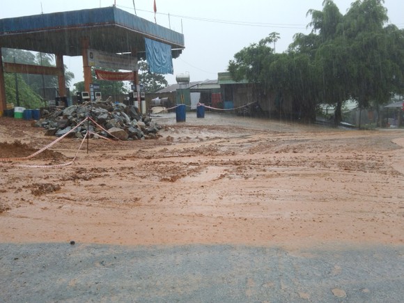 Quảng Nam: Sạt lở làm hư hỏng nhiều nhà dân tại huyện Nam Trà My ảnh 1