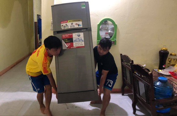 Quảng Nam: TP Tam Kỳ ngập lụt nặng có nơi trên 1,5m, Quốc lộ 1A ách tắc ảnh 2