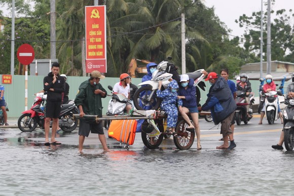 Quảng Nam: TP Tam Kỳ ngập lụt nặng có nơi trên 1,5m, Quốc lộ 1A ách tắc ảnh 9