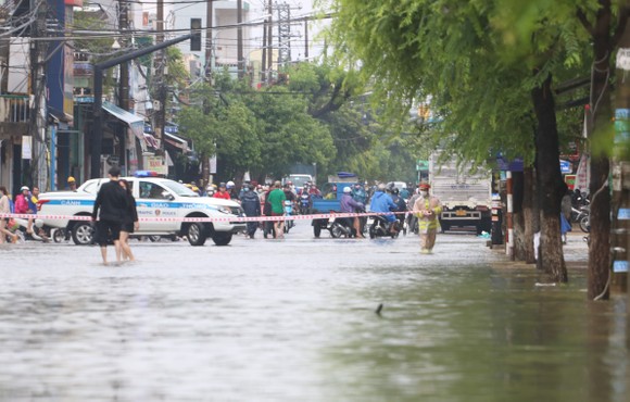 Quảng Nam: TP Tam Kỳ ngập lụt nặng có nơi trên 1,5m, Quốc lộ 1A ách tắc ảnh 5