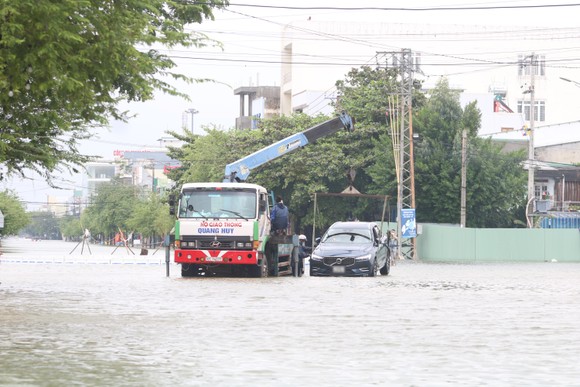 Quảng Nam: TP Tam Kỳ ngập lụt nặng có nơi trên 1,5m, Quốc lộ 1A ách tắc ảnh 8