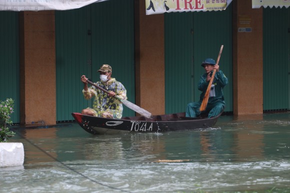 Quảng Nam: TP Tam Kỳ ngập lụt nặng có nơi trên 1,5m, Quốc lộ 1A ách tắc ảnh 6
