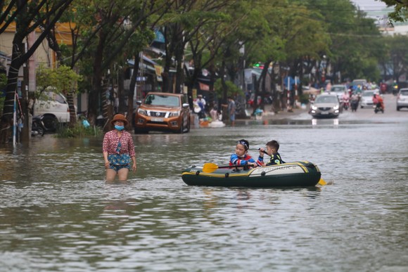 Quảng Nam: TP Tam Kỳ ngập lụt nặng có nơi trên 1,5m, Quốc lộ 1A ách tắc ảnh 7
