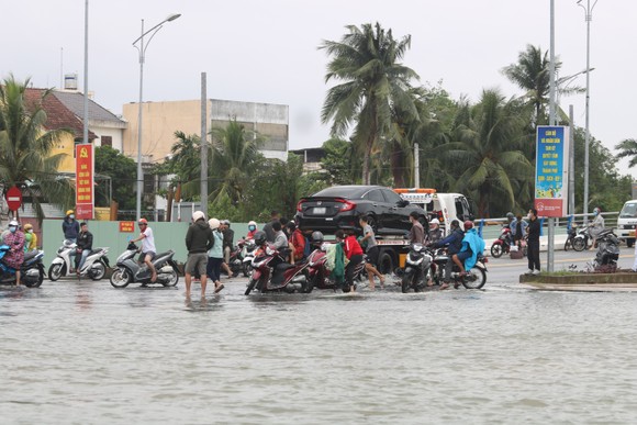 Quảng Nam: TP Tam Kỳ ngập lụt nặng có nơi trên 1,5m, Quốc lộ 1A ách tắc ảnh 1