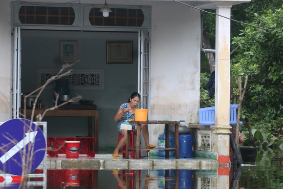 Quảng Nam: Nước lũ bắt đầu rút, người dân tranh thủ dọn dẹp ảnh 6