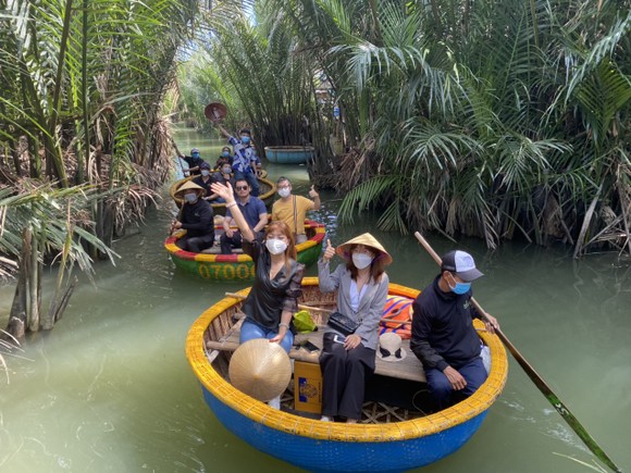 Du khách tham quan rừng dừa Bảy Mẫu (xã Cẩm Thanh, TP Hội An, tỉnh Quảng Nam). Ảnh: NGUYỄN CƯỜNG