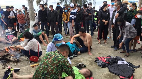Vụ chìm ca nô trên biển Cửa Đại khiến 13 người chết: 11 tàu và 1 trực thăng đang tìm 4 người mất tích ảnh 7