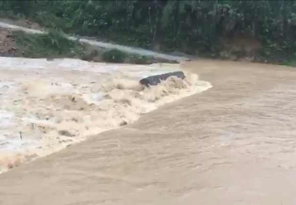 Quảng Nam: Một người bị nước lũ cuốn trôi mất tích khi vượt cầu ngầm ảnh 1