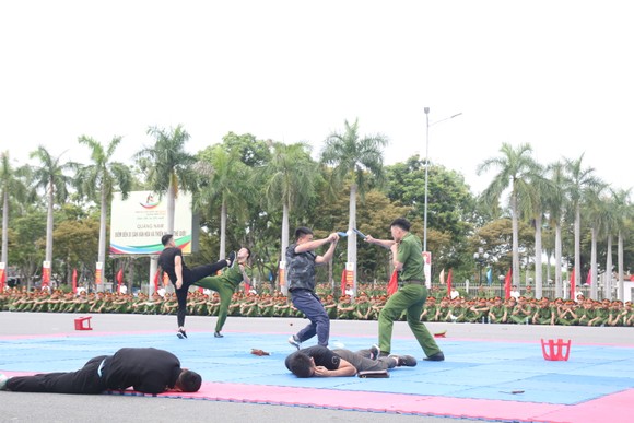 Chiến sĩ công an các tỉnh miền Trung thi tài võ thuật ảnh 8