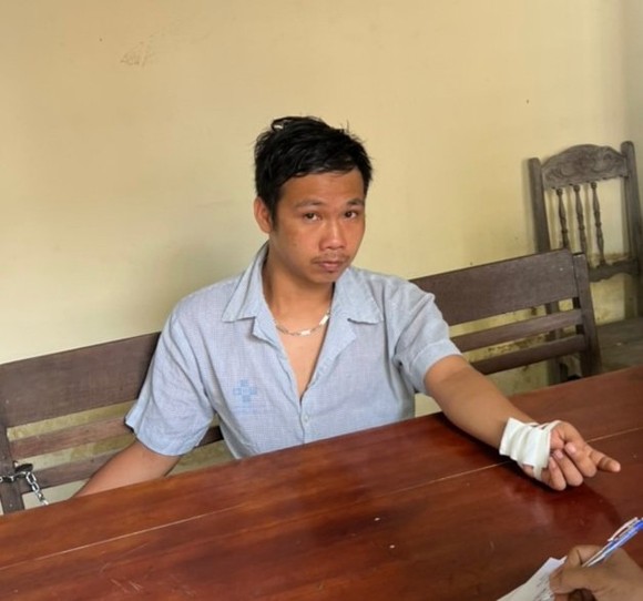 Bắt tạm giam đối tượng hành hung công an ảnh 1