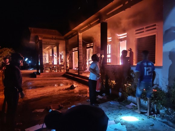 Một trụ sở UBND xã ở Quảng Nam bị lửa thiêu rụi trong đêm ảnh 1