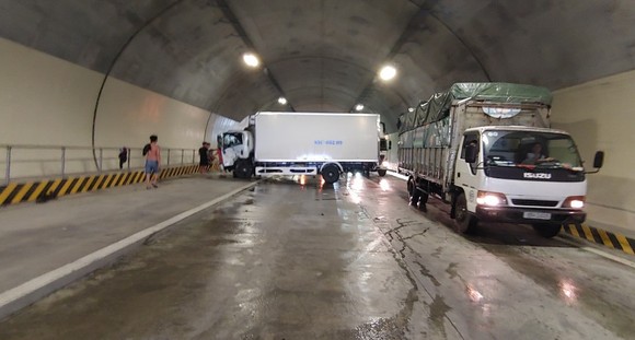 Cao tốc Đà Nẵng - Quảng Ngãi ách tắc hơn 2km do xe tải nổ lốp trong hầm Núi Eo ảnh 1