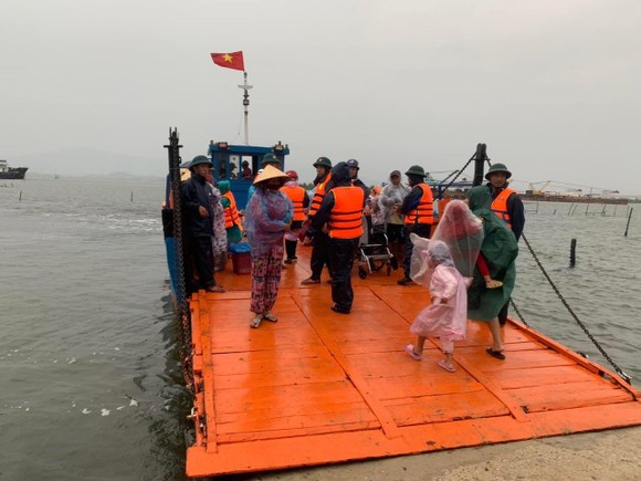 Hàng chục ngàn dân Quảng Nam gấp rút di tản đến nơi an toàn ảnh 4