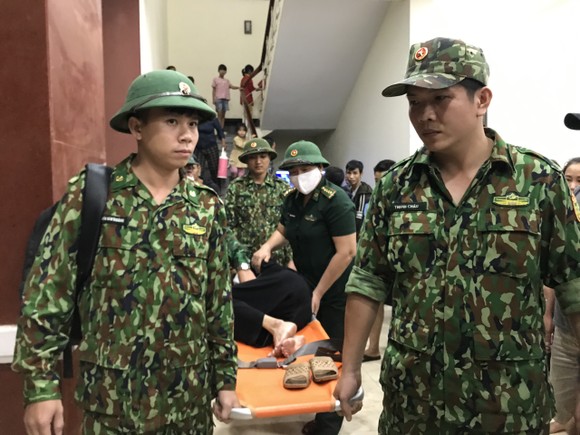 Chuyển viện cấp cứu một cụ bà bệnh trở nặng khi đang tránh trú bão ảnh 1
