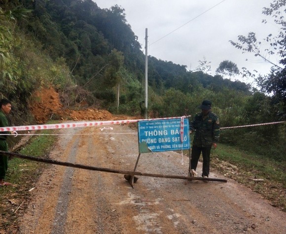 Quảng Nam: Sạt lở gây chia cắt tuyến đường đi 4 xã biên giới ảnh 1