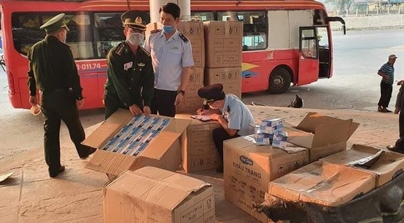 Hơn 90.000 khẩu trang y tế vận chuyển trái phép sang Lào ảnh 1