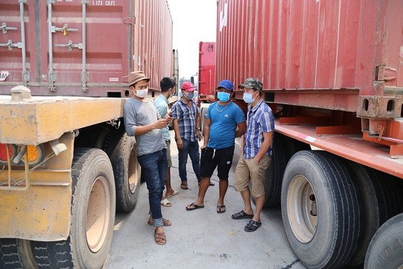 Hàng trăm xe container 'rồng rắn' tại cửa khẩu ảnh 2