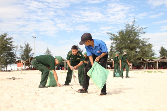 Hàng nghìn bạn trẻ chung tay làm sạch bờ biển Quảng Trị ảnh 2
