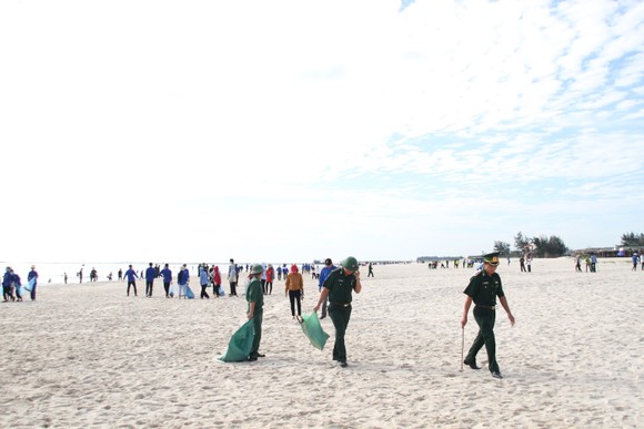 Hàng nghìn bạn trẻ chung tay làm sạch bờ biển Quảng Trị ảnh 1