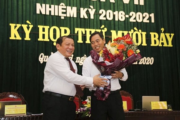 Ông Nguyễn Đăng Quang (phía phải) được bầu làm Chủ tịch Hội đồng Nhân dân tỉnh Quảng Trị