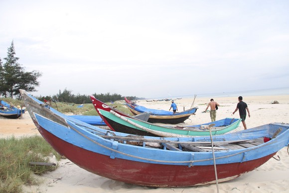 Quảng Trị cấm tàu thuyền ra khơi, cho học sinh nghỉ học để tránh bão số 5 ảnh 5