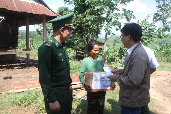 Báo SGGP trao quà hỗ trợ người dân huyện miền núi Hướng Hóa ảnh 7
