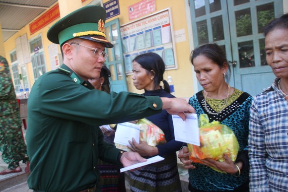Báo SGGP trao quà hỗ trợ người dân huyện miền núi Hướng Hóa ảnh 1