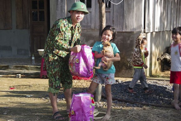 Hướng Việt tan hoang sau lũ, 2 lần tiếp tế khẩn cấp bằng trực thăng ảnh 16