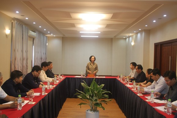 Trưởng Ban Dân vận Trung ương thăm hỏi, động viên người dân vùng lũ tỉnh Quảng Trị ảnh 1