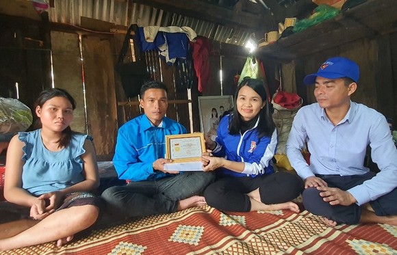 Trao tặng huy hiệu Tuổi trẻ dũng cảm cho thanh niên cứu 3 người trong nước lũ ảnh 1