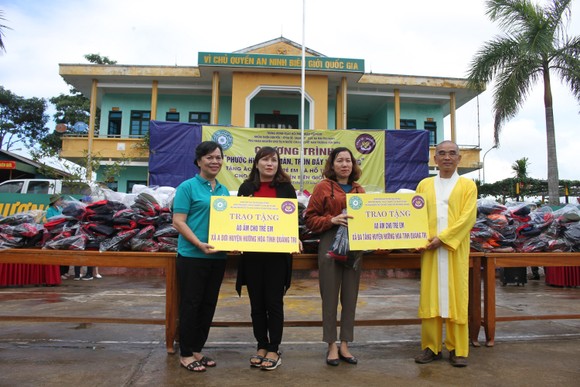 Quảng Trị: Tặng quà cho người dân hai bên biên giới Việt Nam - Lào bị ảnh hưởng bởi bão lũ  ảnh 2