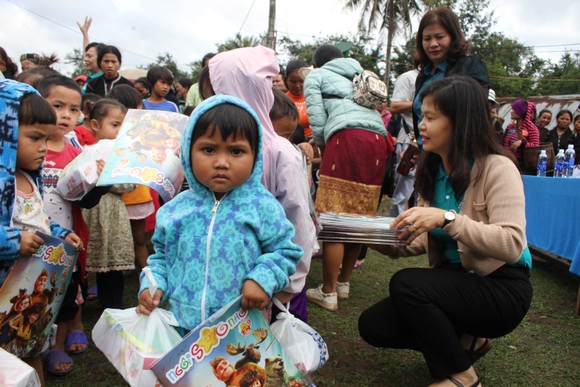 Quảng Trị: Tặng quà cho người dân hai bên biên giới Việt Nam - Lào bị ảnh hưởng bởi bão lũ  ảnh 3