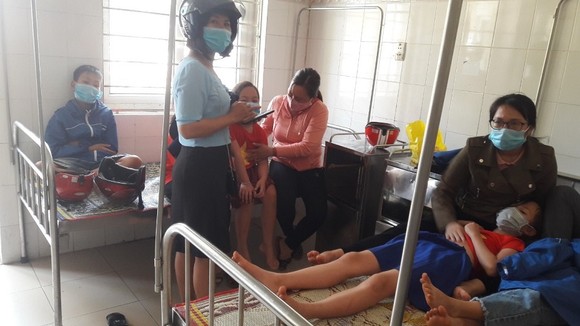 Quảng Trị: Nhiều học sinh tiểu học nhập viện sau bữa ăn trưa ảnh 1