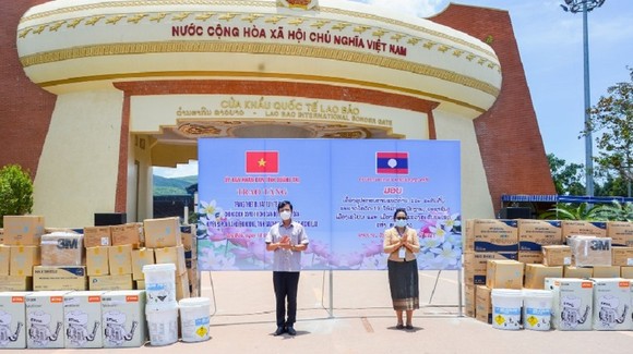 Quảng Trị trao tặng trang thiết bị, vật tư y tế cho 3 huyện của Lào ảnh 1