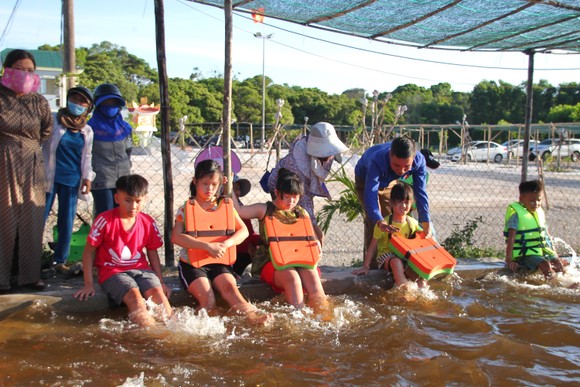 Quảng Trị: Tổ chức lớp dạy bơi miễn phí cho trẻ em khuyết tật ảnh 4