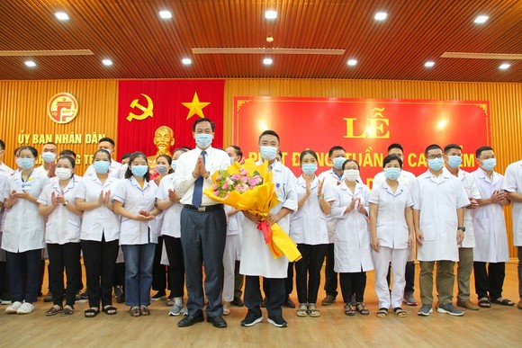 Lãnh đạo tỉnh Quảng Trị tặng hoa đoàn công tác cán bộ y tế vào Bình Dương hỗ trợ phòng chống dịch ở đợt 1 ngày 26-7