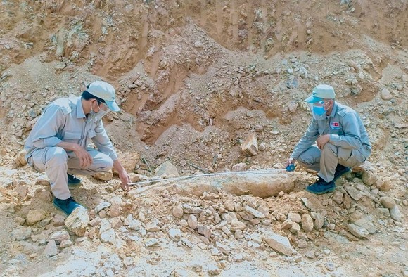 Đội xử lý bom mìn lưu động tiến hành kiểm tra bom MK-82 được phát hiện tại xã Húc (huyện Hướng Hóa, tỉnh Quảng Trị) 
