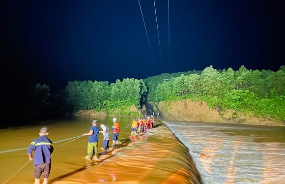 Quảng Trị: Kịp thời cứu hộ 3 người ở khu vực đập tràn bị cô lập do nước lũ dâng cao ảnh 1