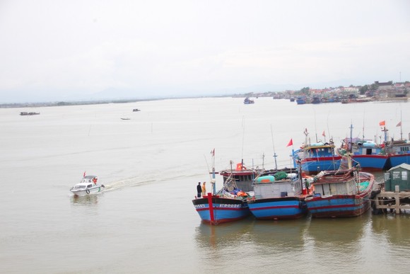 Quảng Trị cấm biển, ứng phó bão số 8 ảnh 1
