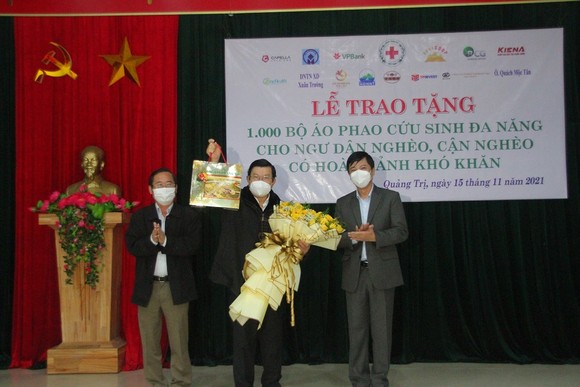 Nguyên Chủ tịch nước Trương Tấn Sang trao tặng áo phao cứu sinh cho ngư dân khó khăn ở Quảng Trị ảnh 3