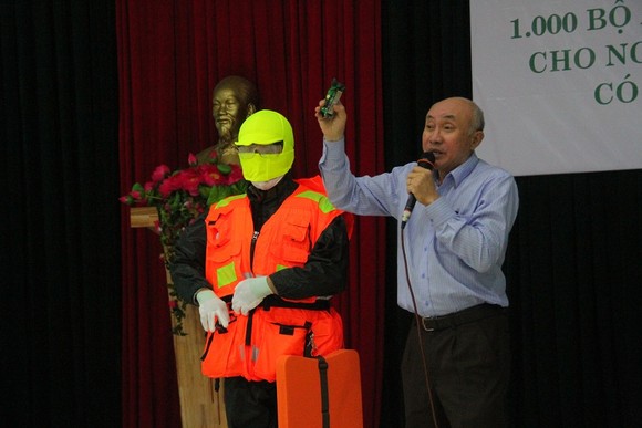 Nguyên Chủ tịch nước Trương Tấn Sang trao tặng áo phao cứu sinh cho ngư dân khó khăn ở Quảng Trị ảnh 2