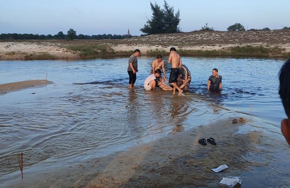 Quảng Trị: Một học sinh chết đuối dưới hồ nước sâu do khai thác titan để lại ảnh 1