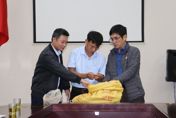 Thi công kè sông phát hiện 27kg tiền cổ ngàn năm tuổi ảnh 2