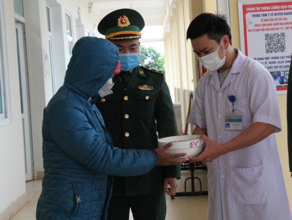 'Nồi cháo Biên phòng' ấm lòng bệnh nhân vùng biên ảnh 2