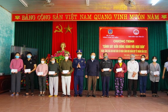 Bộ Tư lệnh Vùng Cảnh sát biển 2 thăm, tặng quà cho ngư dân khó khăn Quảng Trị ảnh 1